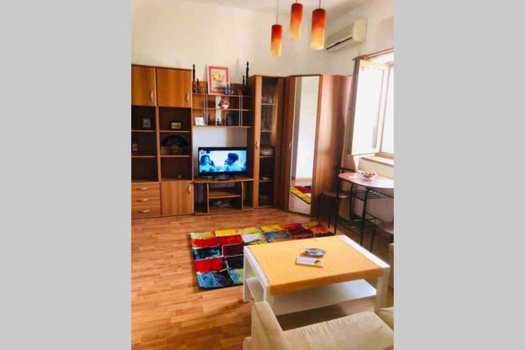 Super Central - Lovely One-Bedroom Apartment On Victoriei Avenue Bukares Bagian luar foto